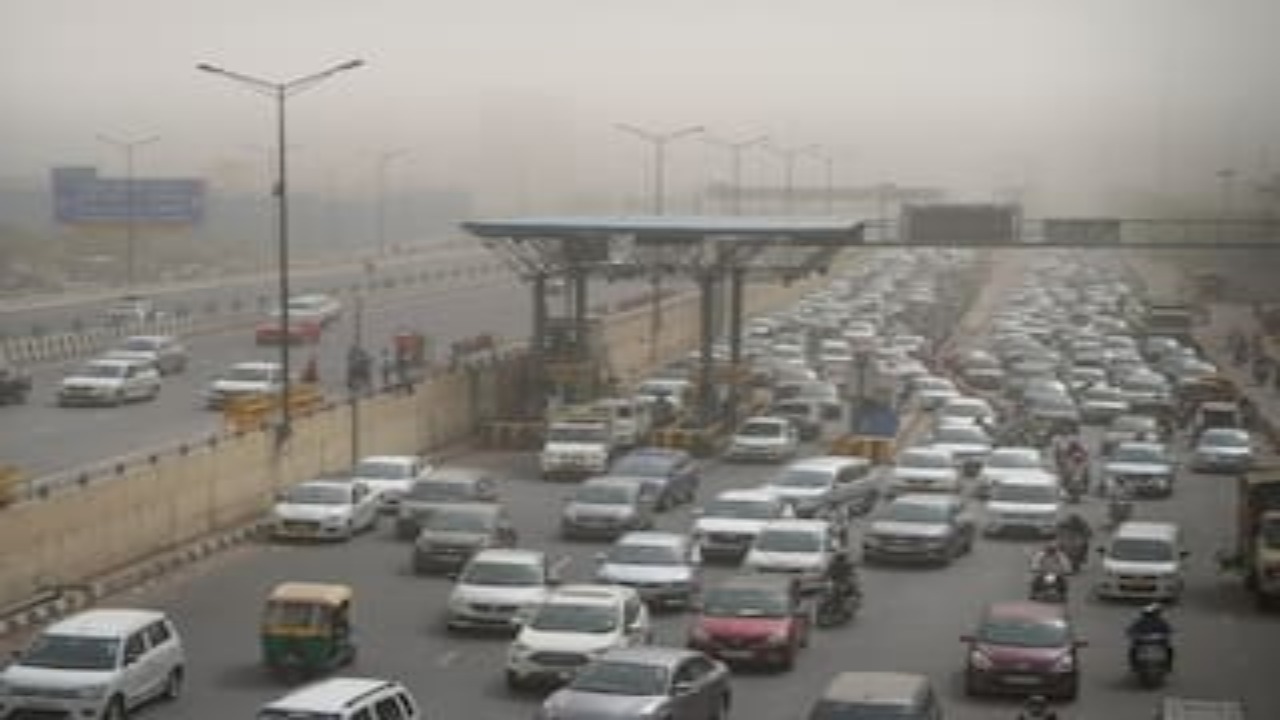 दिल्ली-NCR में प्रदूषण पर सख्ती, GRAP-1 लागू; जानें किन चीजों पर लगी पाबंदी और आम लोगों पर क्या होगा असर