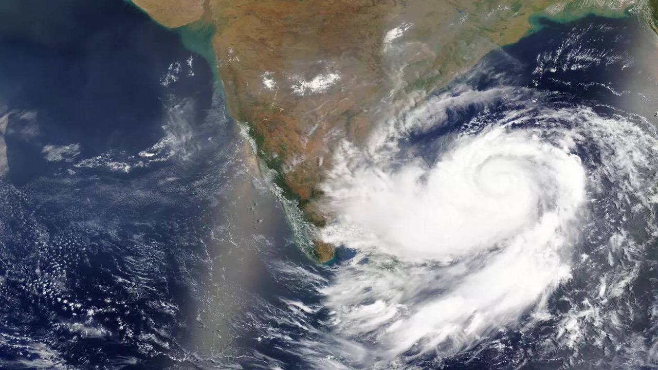 झमाझम बारिश से सहमे पुडुचेरी और ओडिशा, चक्रवाती तूफान का खतरा; येलो अलर्ट जारी, स्कूल-कॉलेज बंद