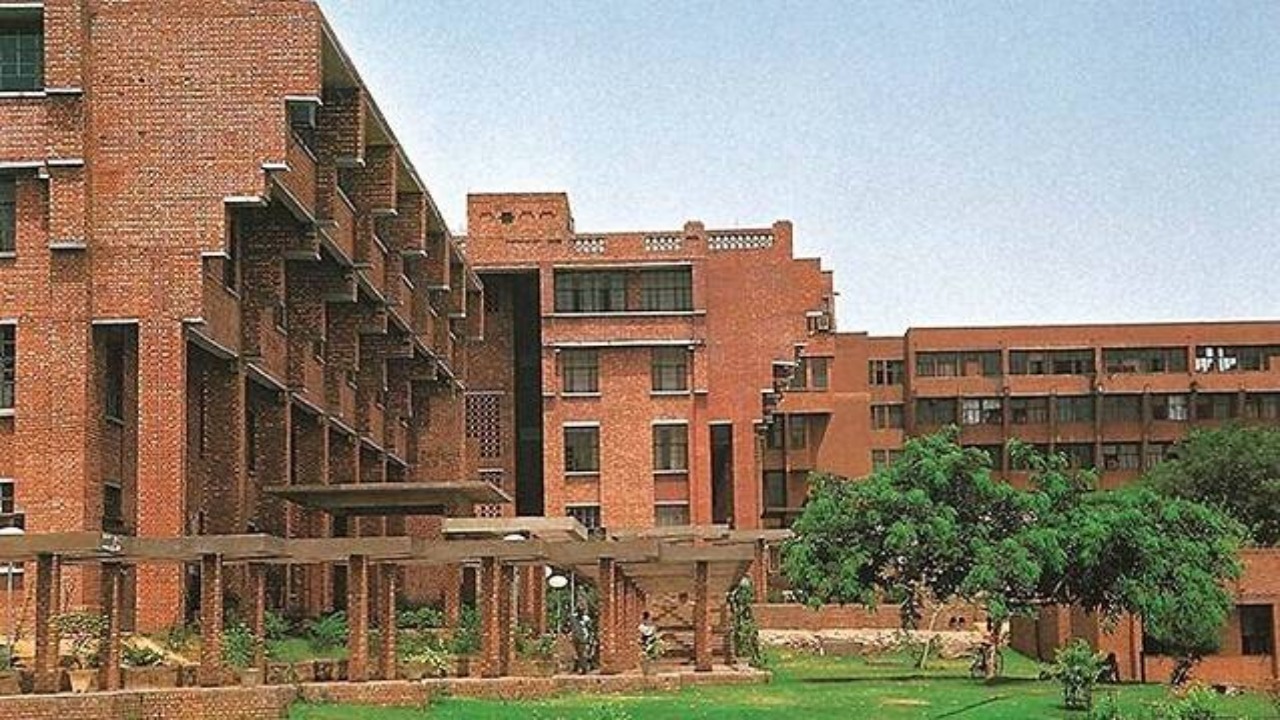 जामिया के बाद JNU में ग्रैफिटी पर विवाद, दीवारों पर लिखे मिले ‘फ्री उमर खालिद’ और ‘नक्सलबाड़ी जिंदाबाद’ के नारे
