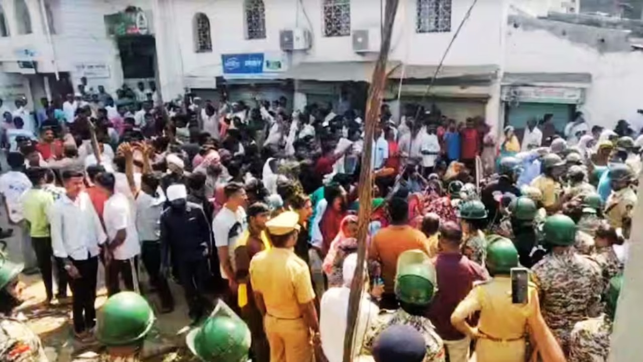 RSS के जुलूस के रूट पर बवाल, धार्मिक स्थल के सामने बैठीं महिलाएं; पथराव के बाद पुलिस का लाठीचार्ज