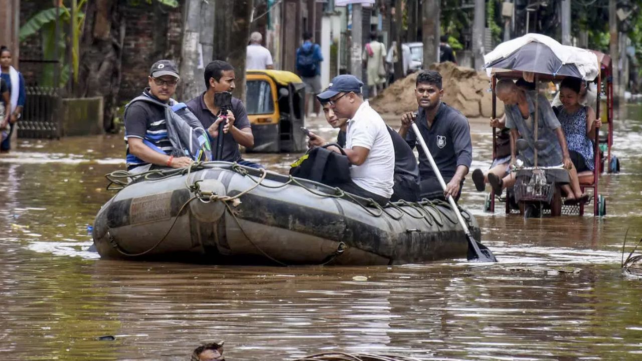 26,681 घर प्रभावित, पीड़ितों को 15,000 रुपये की मिली मदद...असम में बाढ़ ने भारी तबाही, हुआ 480 करोड़ का नुकसान