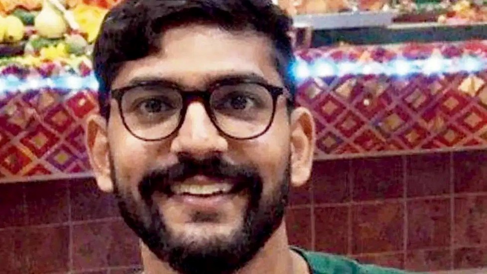 ओमान तट पर जान गंवाने वाले दीक्षित सोलंकी का शव आया भारत, अंतिम संस्कार से पहले DNA टेस्ट की मांग