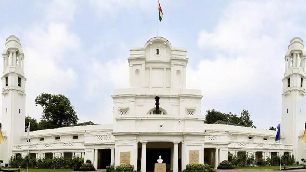 दिल्ली विधानसभा की सुरक्षा में बड़ी चूक, गेट तोड़कर परिसर में घुसी संदिग्ध कार; छोड़ गई फूलों का गुलदस्ता