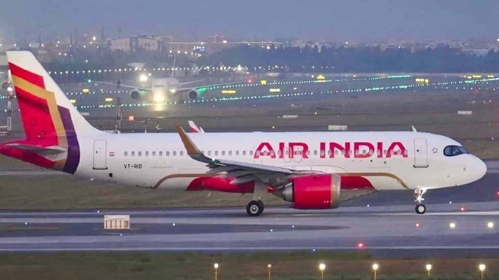 एयर इंडिया ने बढ़ाया ईंधन सरचार्ज, घरेलू और अंतरराष्ट्रीय फ्लाइट्स पर असर