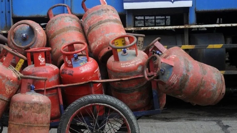 मिडिल ईस्ट युद्ध का असर...LPG कालाबाजारी पर सख्ती, 1 लाख छापे; हजारों सिलेंडर जब्त