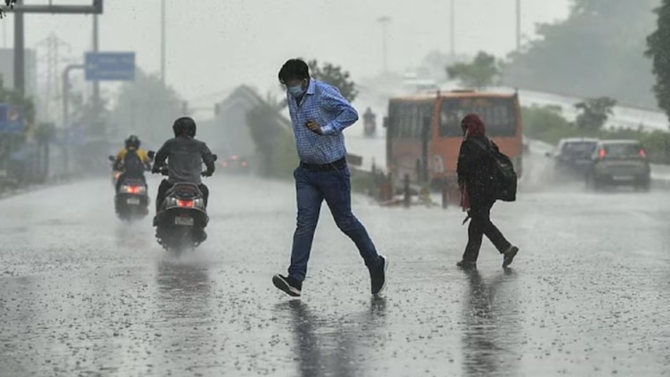 Aaj Ka Mausam: पश्चिमी विक्षोभ ने बदला मौसम का मिजाज, दिल्ली समेत इन राज्यों में बारिश का येलो अलर्ट; जम्मू–हिमाचल में बर्फबारी