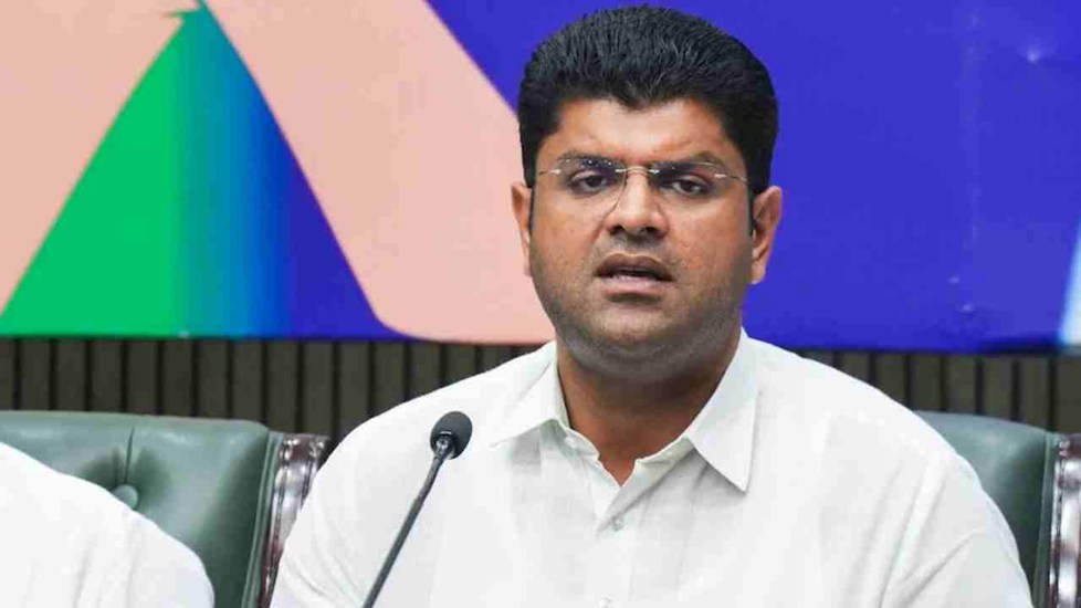 मंडियों की बदहाल स्थिति पर दुष्यंत चौटाला का सरकार पर तीखा हमला, कहा- इतिहास में पहली बार अनाज पर चल रही जेसीबी