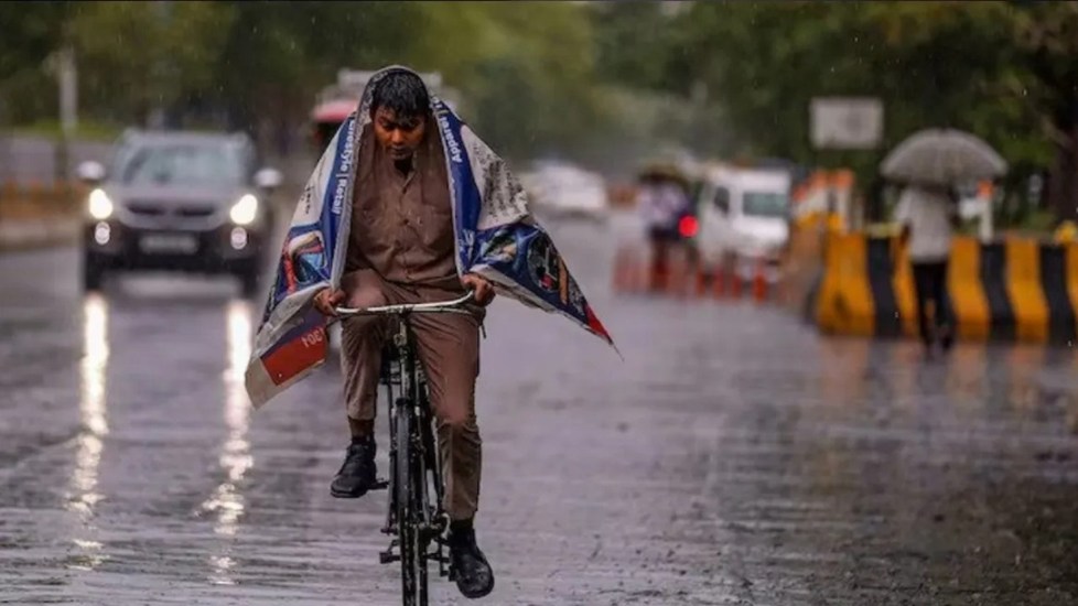 Aaj Ka Mausam: दिल्ली में नहीं बरसेंगे बादल! पहाड़ों पर बर्फबारी का अलर्ट, हरियाणा समेत इन 15 राज्यों में बदलेगा मौसम