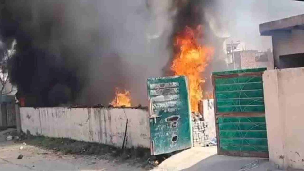 HARYANA NEWS: सोनीपत में देखने को मिला आग का तांडव, लाखों का सामान जलकर हुआ खाक