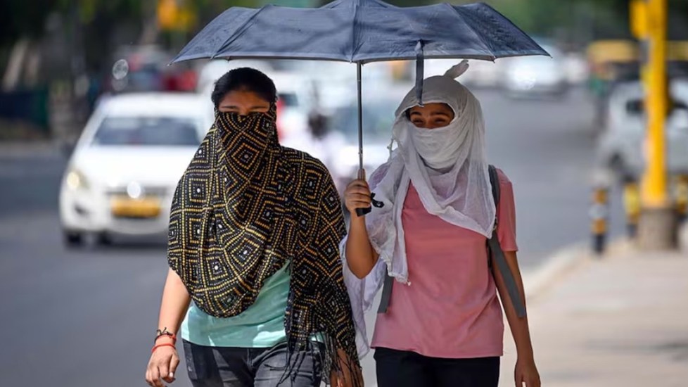 Aaj Ka Mausam: दिल्ली में भीषण गर्मी की दस्तक, UP-हरियाणा समेत इन राज्यों में भी आग उगलेगा सूरज; जानें 12 अप्रैल का मौसम