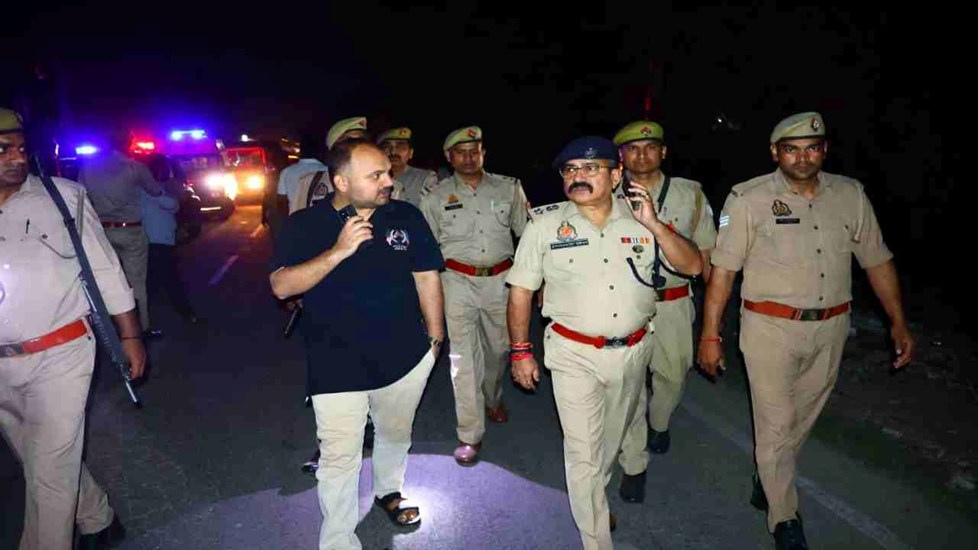 UP News: हापुड़ में दर्दनाक सड़क हादसा, 6 लोगों की दर्दनाक मौत; आधा दर्जन से अधिक लोग हुए घायल