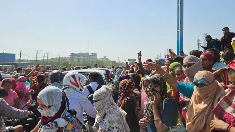 नोएडा के बाद फरीदाबाद में सैलरी बढ़ाने की मांग तेज, कर्मचारियों का फूटा गुस्सा