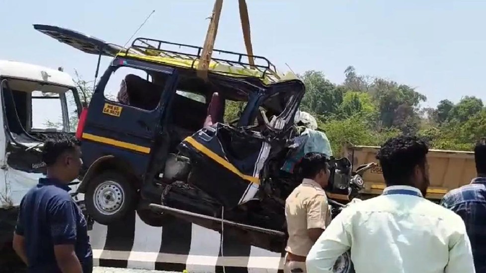महाराष्ट्र में दर्दनाक सड़क हादसा, डंपर-कार की टक्कर में 11 लोगों की मौत