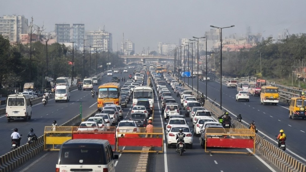 जाम से बचना है तो ध्यान दें! दिल्ली-नोएडा में कई जगह ट्रैफिक डायवर्जन, घर से निकलने से पहले जान लें वैकल्पिक रूट