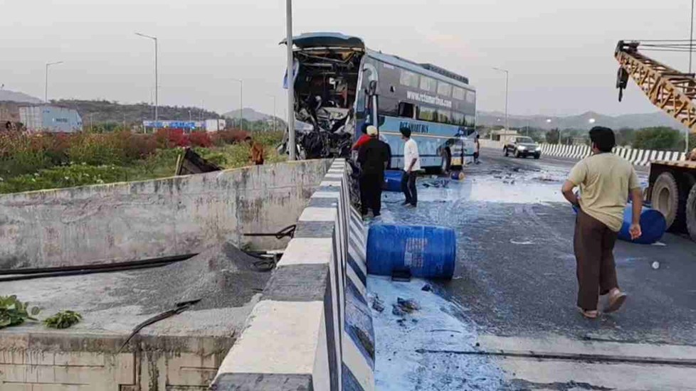 अलवर में भीषण सड़क हादसा, बस चालक समेत एक बच्चे और एक महिला की दर्दनाक मौत, 30 घायल