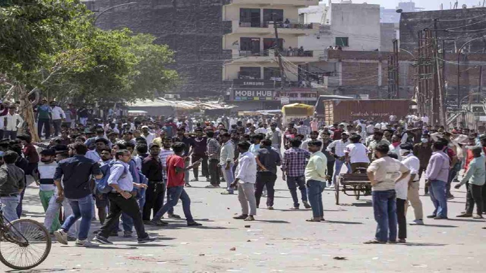 20 हजार सैलरी की मांग पर कर्मचारियों ने की हड़ताल, फैक्ट्रियों में सन्नाटा, कामकाज हुआ ठप