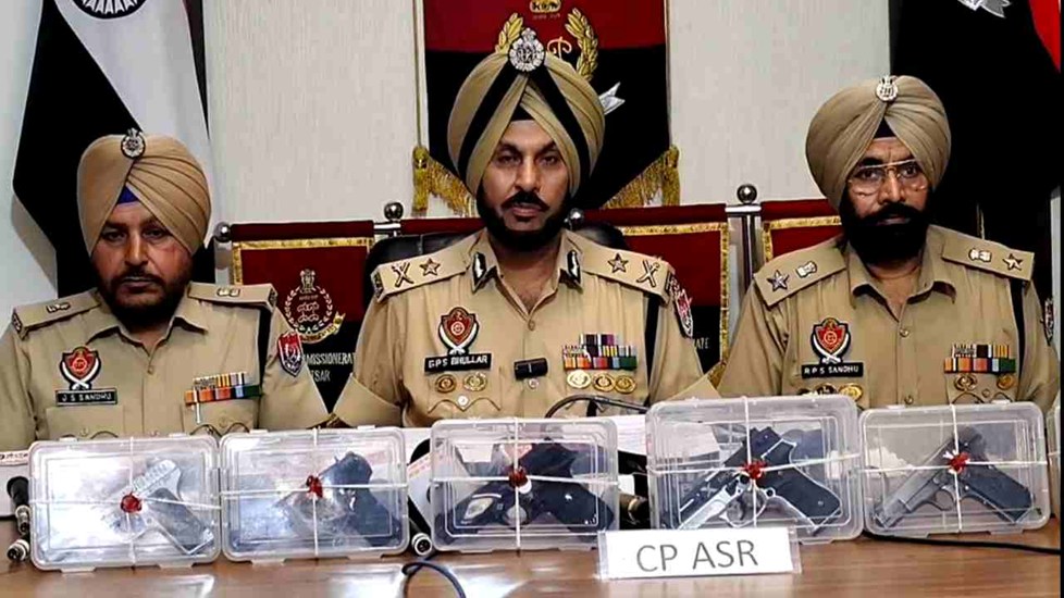 Punjab News: अमृतसर में पुलिस की बड़ी कामयाबी, ड्रोन के जरिए आए 6 हथियारों सहित मॉड्यूल का भंडाफोड़