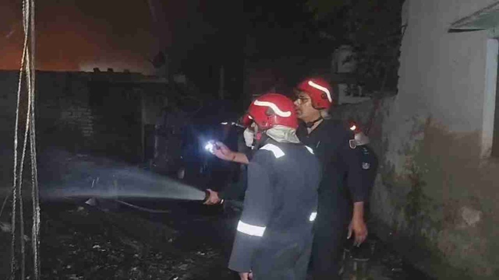 Delhi Fire: रोहिणी में भीषण आग, दूधमुहे बच्चे समेत एक ही परिवार के तीन लोगों की जलकर दर्दनाक मौत, कई झुग्गियां जलकर खाक