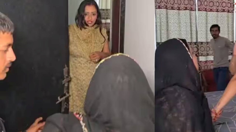 लड़के साथ होटल में थी युवती, पुलिस लेकर पहुंची मां; फिर हुई थप्पड़ों बरसात