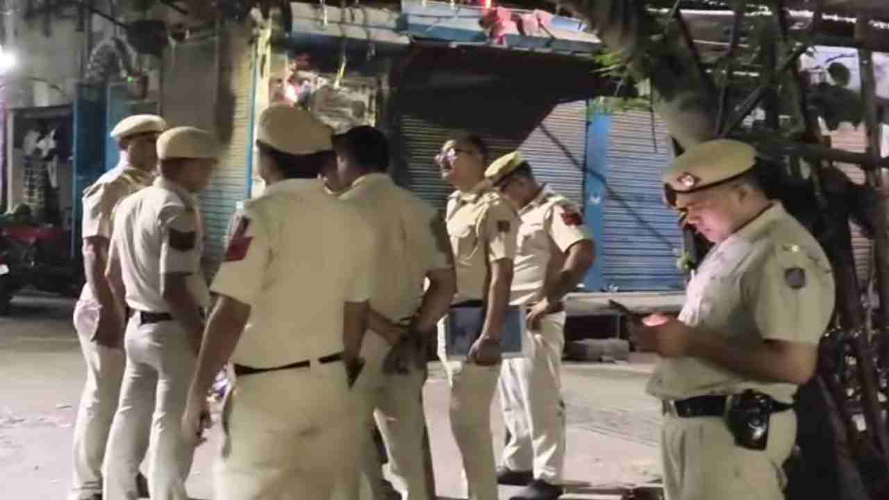 Delhi Crime News: मामूली कहासुनी के बीच खूनी खेल, पैसे मांगने पर नाई पर बदमाशों ने किया जानलेवा हमला