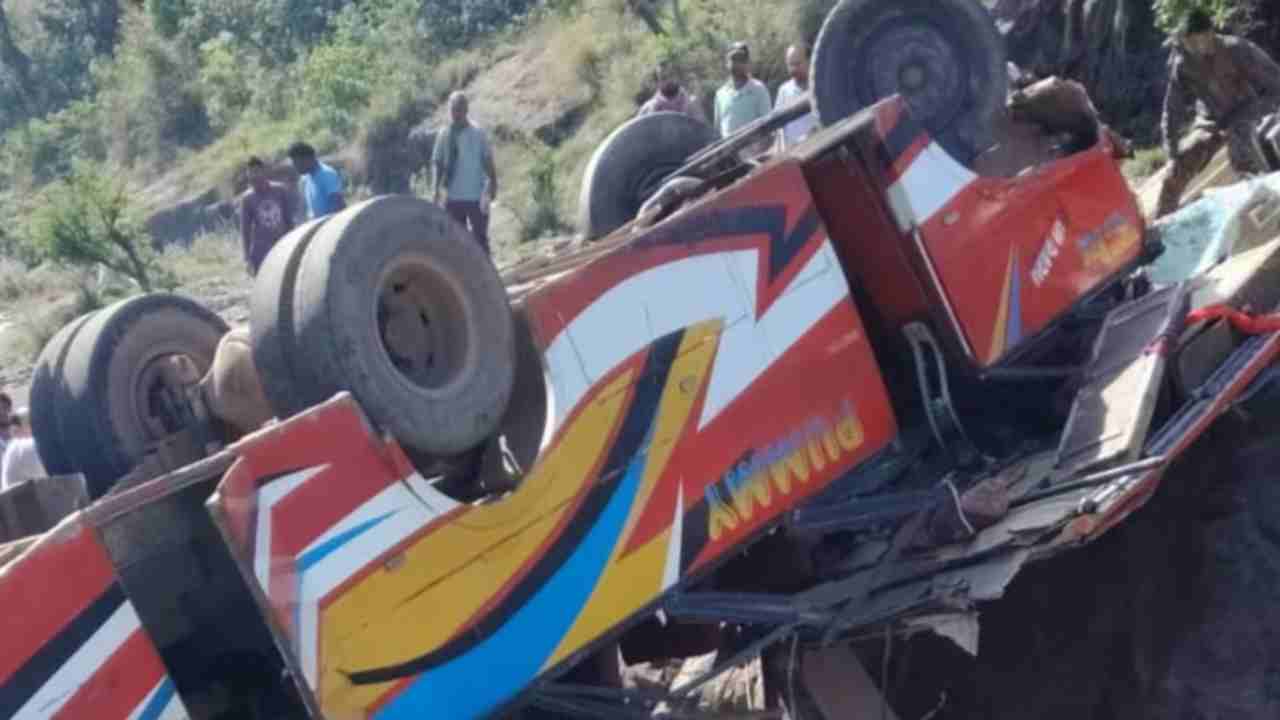 जम्मू के रामनगर में दर्दनाक सड़क हादसा, पहाड़ से गिरी बस, 16 यात्रियों की मौत