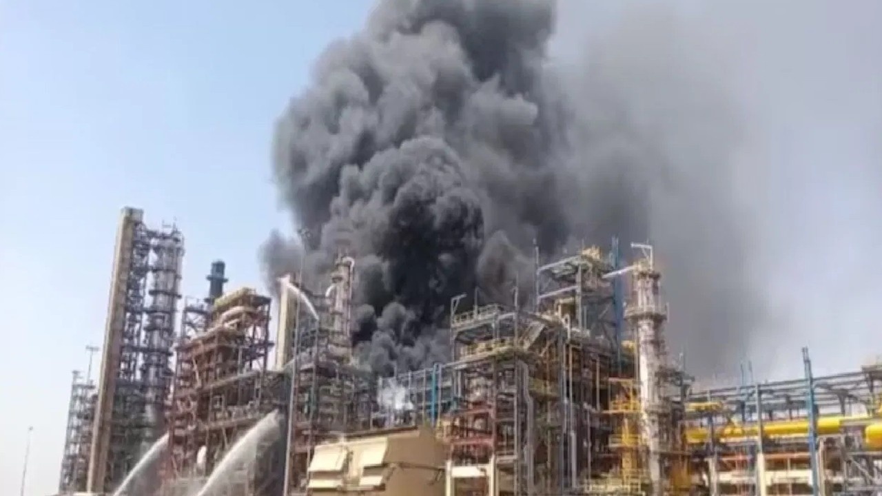 राजस्थान रिफाइनरी में आग से उद्घाटन टला, दुनिया भर में तेल संयंत्रों में आग की घटनाओं पर उठे सवाल