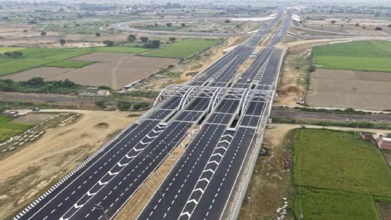 Ganga Expressway: यूपी में विकास को मिलेगी नई रफ्तार, आधुनिक तकनीक के साथ बनाया गया एक्सप्रेसवे