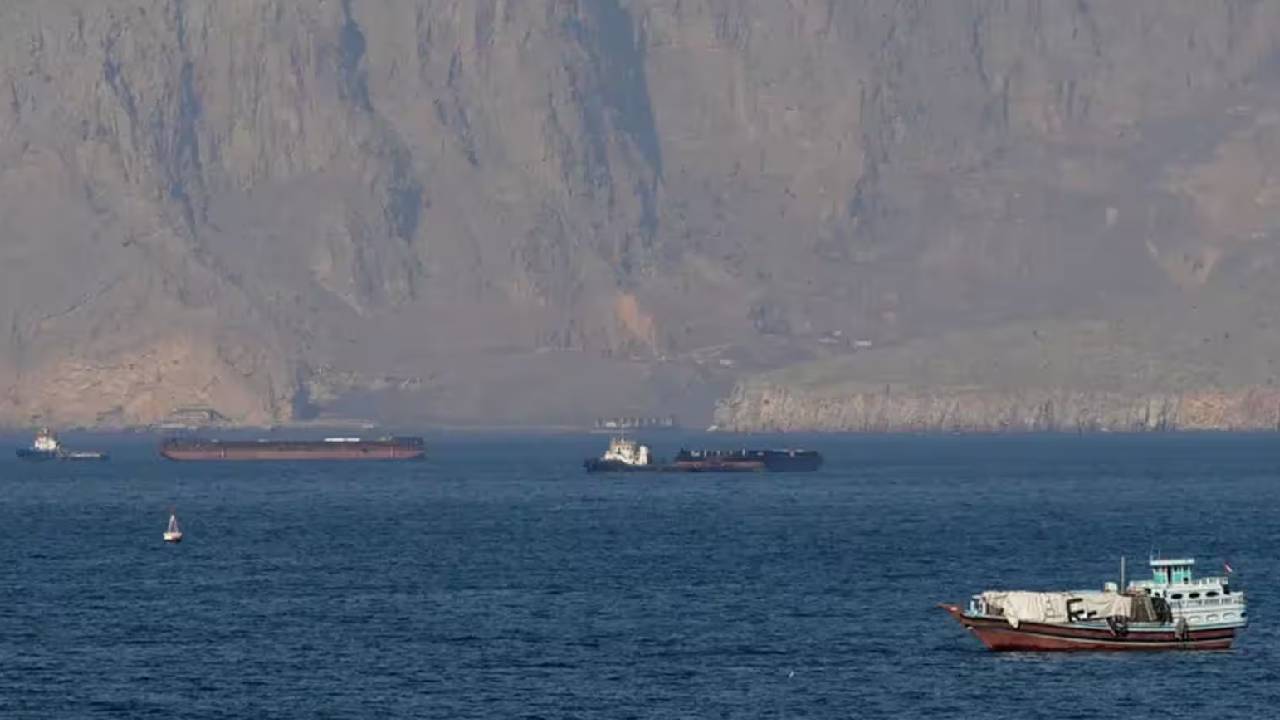 इधर ट्रंप लगाते रह गए शांति वार्ता की रट, उधर ईरान ने जहाज पर बरसाईं गोलियां; मिडिल ईस्ट में फिर तनाव!