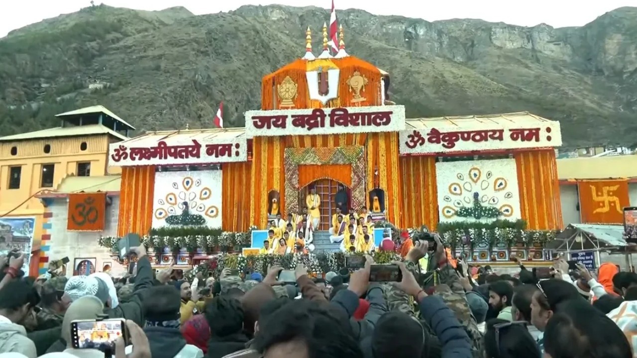 Badrinath Dham 2026: श्रद्धालुओं के लिए खुले बद्रीनाथ धाम के कपाट, भव्य फूलों की सजावट के बीच गूंजे 'जय बद्री विशाल' के जयकारे