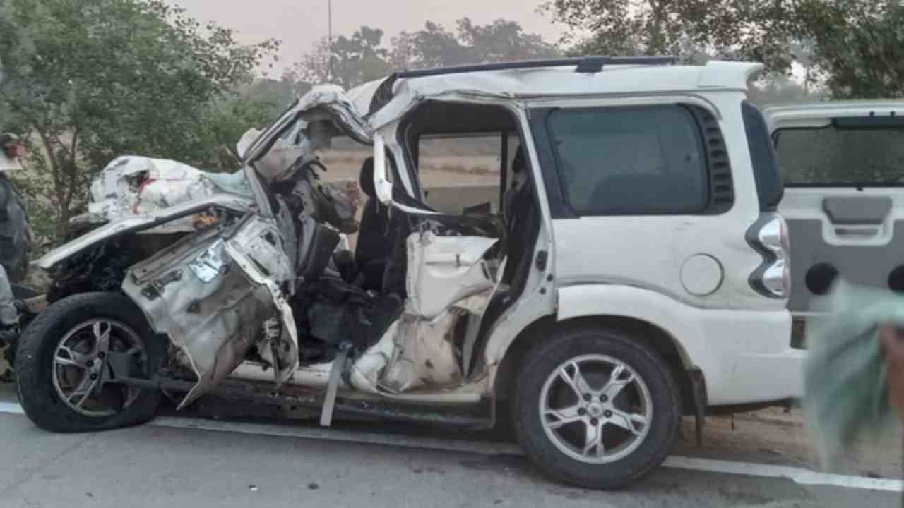 UP News: मऊ में मातम में बदली शादी की खुशियां, दर्दनाक सड़क हादसे में पिता-पुत्र, पत्नी समेत पांच लोगों की मौत