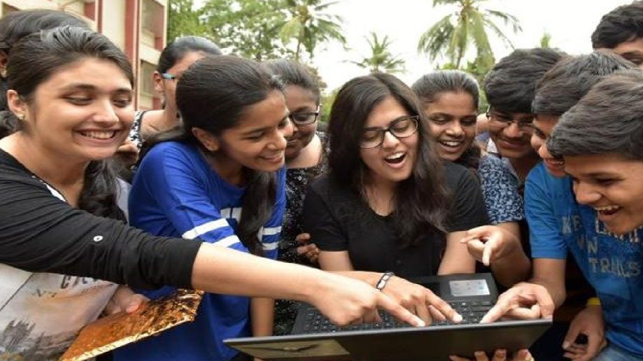 उत्तराखंड बोर्ड रिजल्ट 2026 घोषित...10वीं में अक्षत गोयल टॉपर, 12वीं में गीतिका पंत और सुशीला मेहंदीरत्ता अव्वल