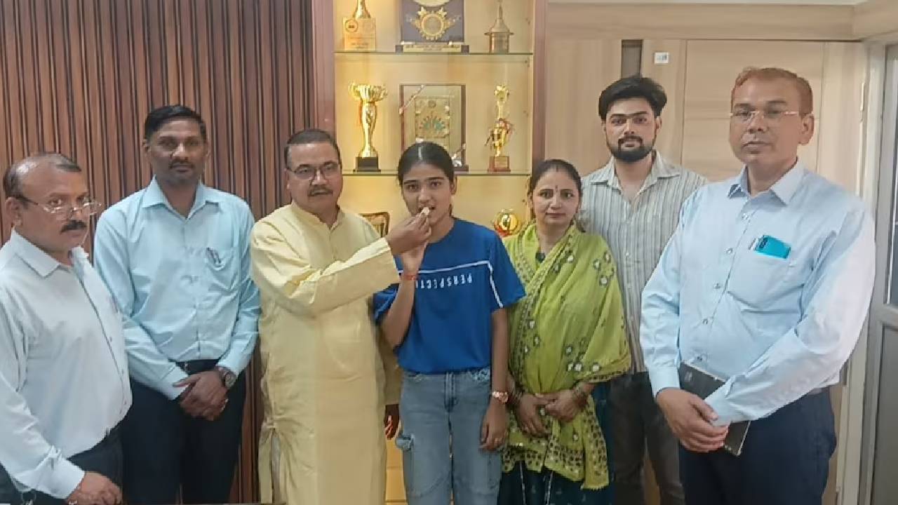 UK Board 12th Result:टैक्सी चालक की बेटी ने पिता का नाम किया रोशन, 97 फीसदी अंक लाकर 12वीं में किया स्टेट टॉप