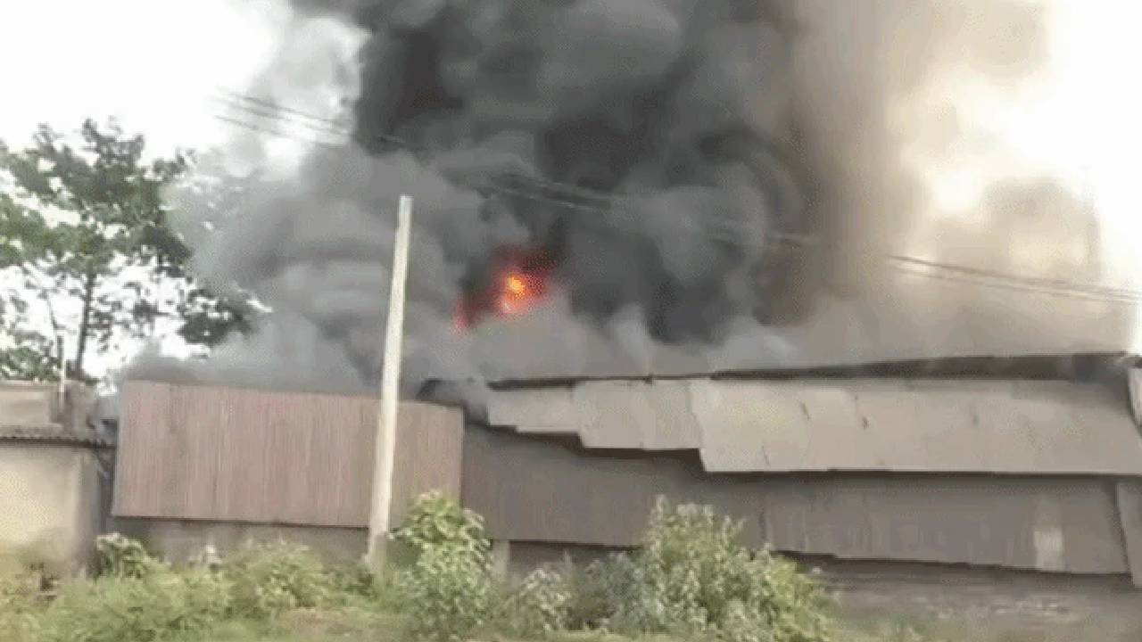 ओडिशा के राजगंगपुर में टायर फैक्ट्री में भीषण आग, काले धुएं से इलाके में दहशत