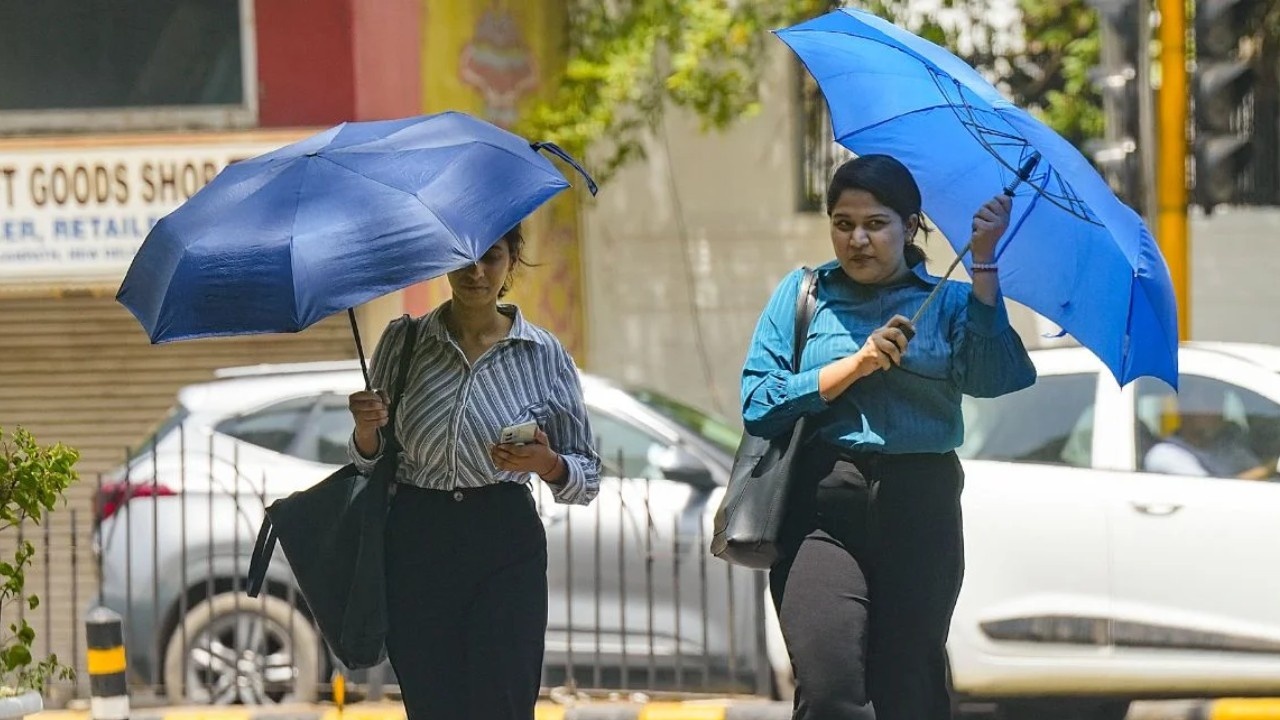 Aaj Ka Mausam: झुलसाती गर्मी से अभी राहत नहीं! दिल्ली-हरियाणा समेत 6 राज्यों में हीटवेव का अलर्ट, अगले 72 घंटे भारी