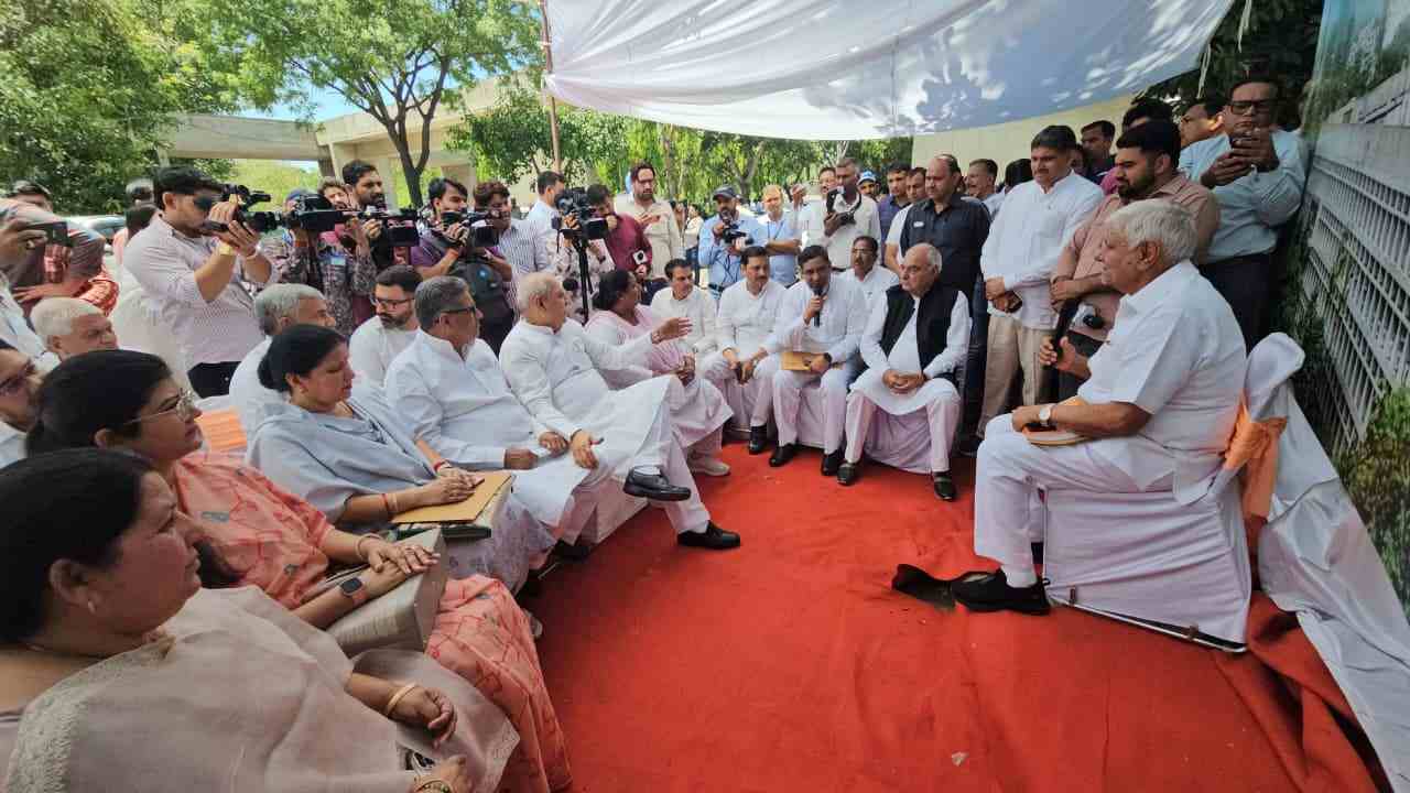 Haryana News: कांग्रेस ने किया विशेष सत्र का बहिष्कार, बाहर चलाया समानांतर सदन