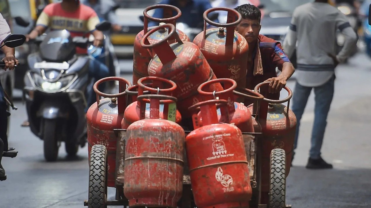 गैस उपभोक्ताओं के लिए बड़ी खबर! 01 मई से लागू होंगे LPG आपूर्ति के नए नियम, यहां देखें बुकिंग का नया तरीका