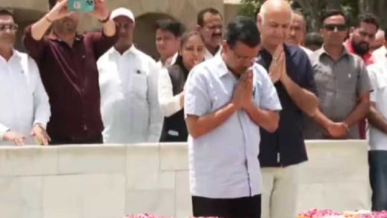 केजरीवाल और सिसोदिया का ‘सत्याग्रह’, कोर्ट कार्यवाही के बहिष्कार के बीच राजघाट पहुंचे