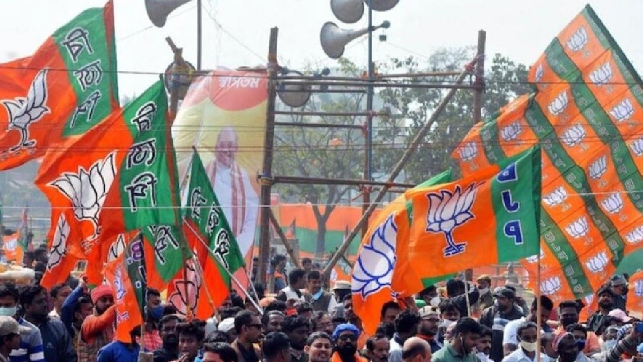 गुजरात निकाय चुनाव में BJP को मिली बंपर जीत, सभी 15 नगर निगम में बनाई जगह