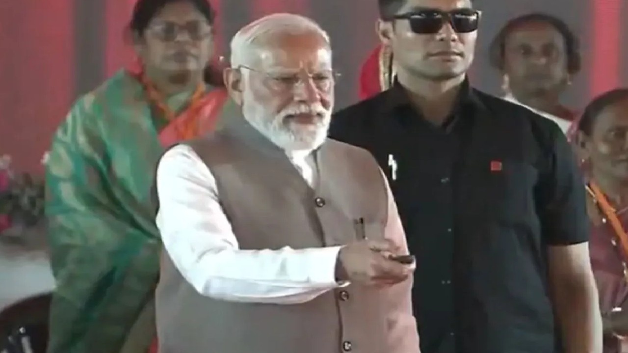 वाराणसी दौरे पर पीएम मोदी का विकास पर जोर, 6,350 करोड़ की परियोजनाओं की दी सौगात