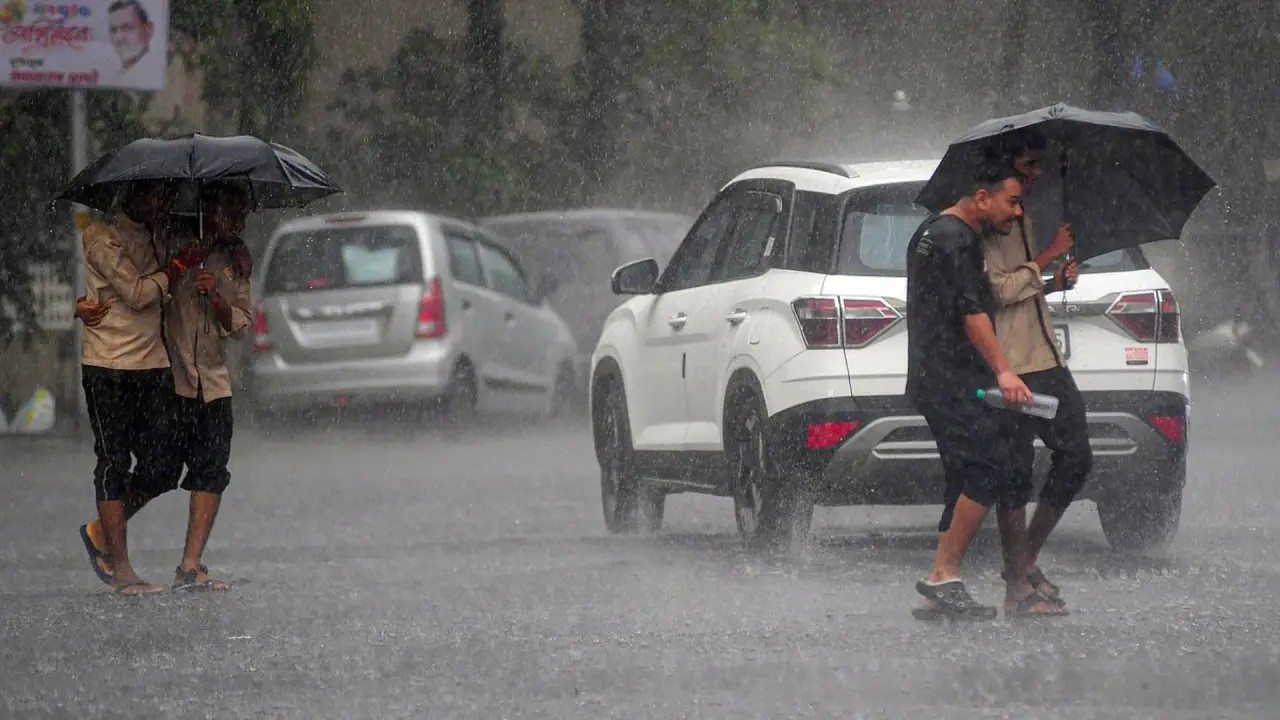 Aaj Ka Mausam: तपती गर्मी से मिली बड़ी राहत...दिल्ली-UP-हरियाणा में सुबह-सुबह बारिश, मौसम हुआ कूल-कूल