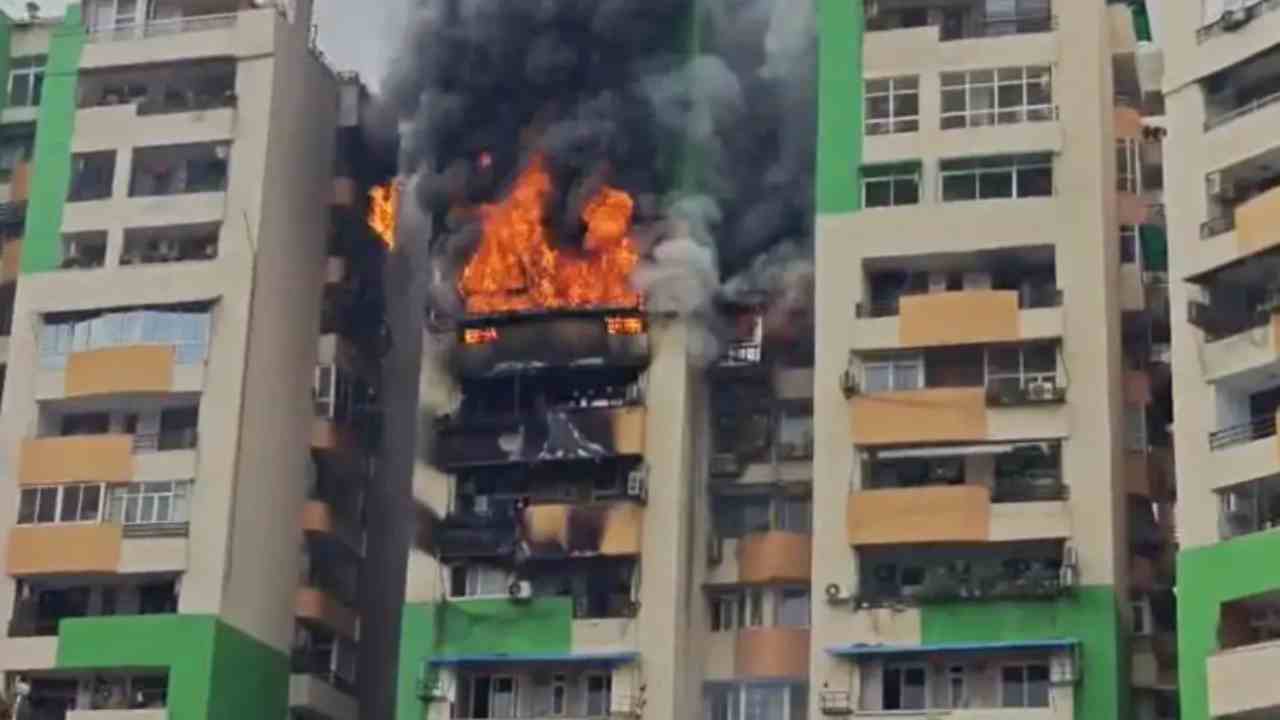 इंदिरापुरम में आग का तांडव, गौड़ ग्रीन एवेन्यू सोसाइटी के आठवें फ्लोर तक पहुंची आग की लपटें