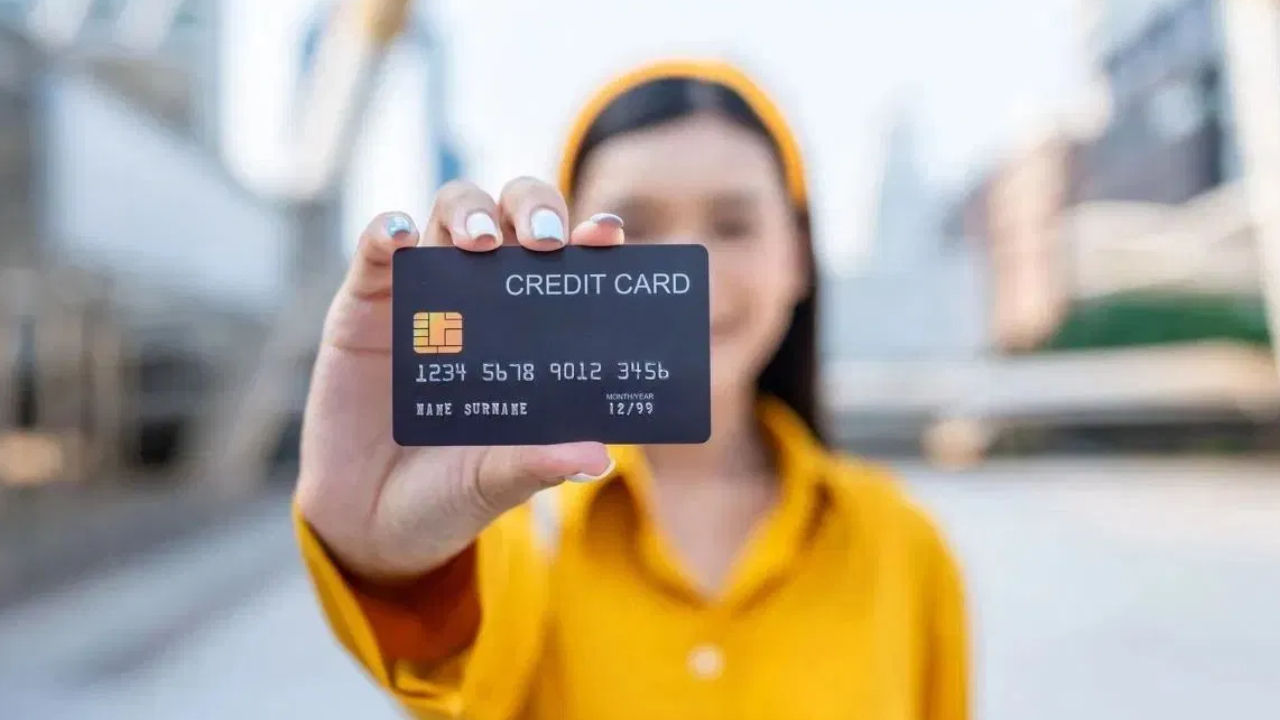 Credit Card धारकों के लिए खुशखबरी, RBI के इस नए नियम से यूजर्स को मिलेगा सीधा फायदा