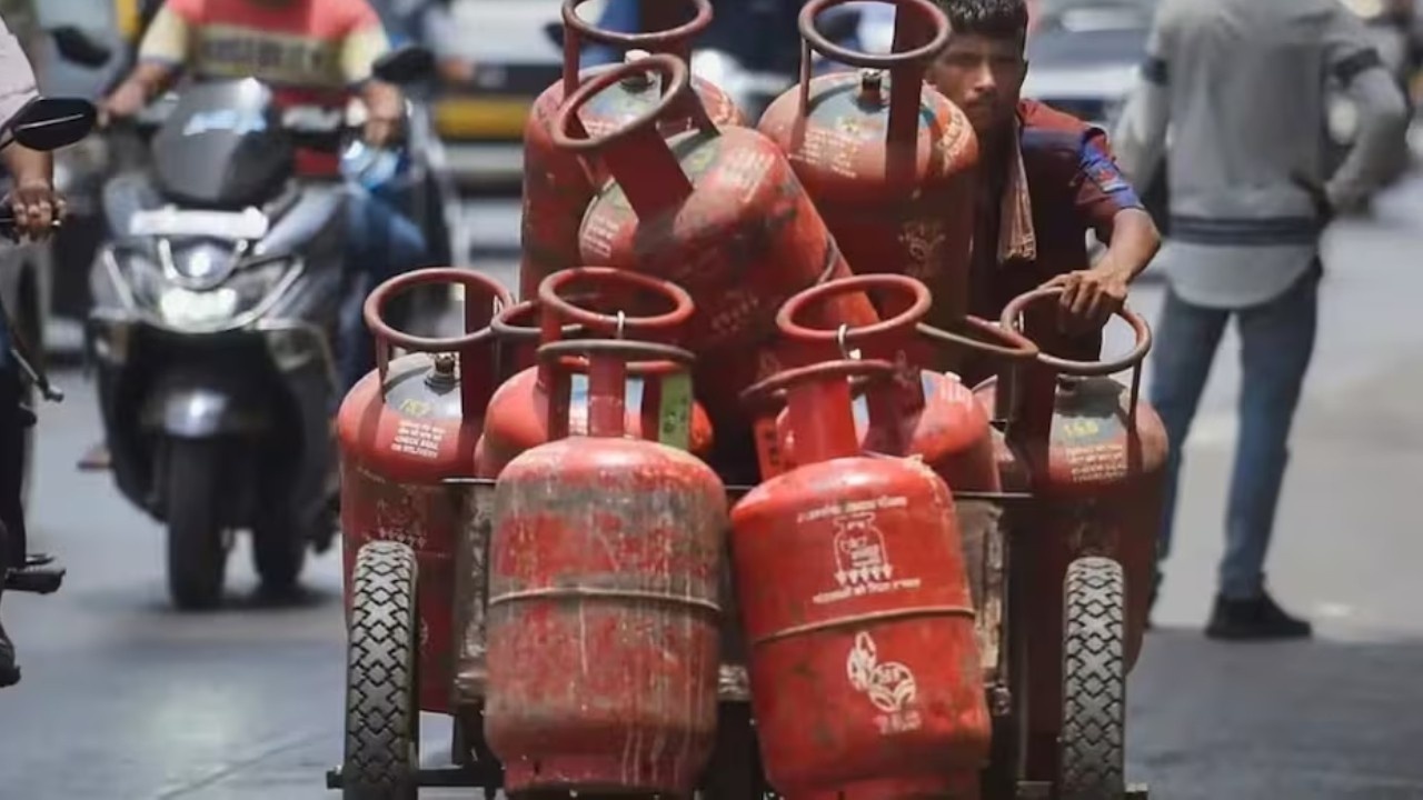 LPG Price Hike: आम आदमी की जेब पर महंगाई का बड़ा झटका, LPG के दामों में 993 रुपये की भारी बढ़ोतरी