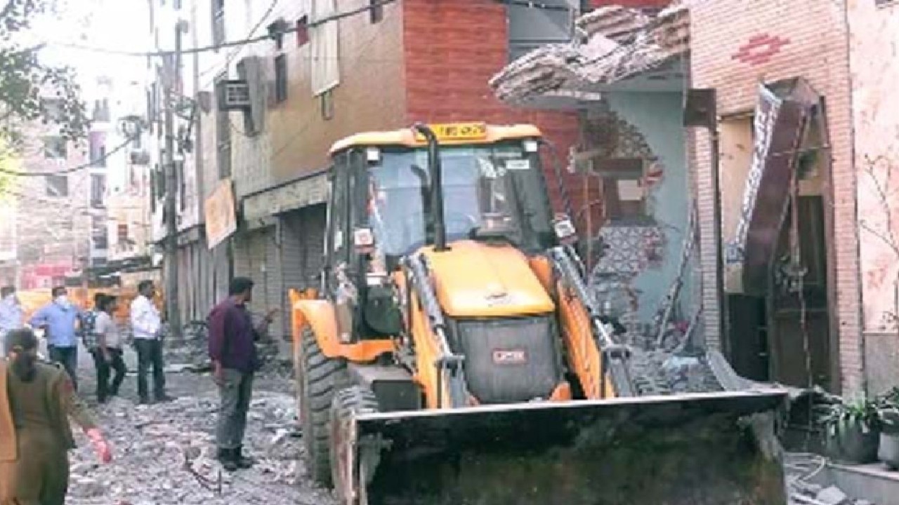 उत्तम नगर हिंसा मामले में MCD की बड़ी कार्रवाई, आरोपी के घर का अवैध हिस्सा ढहाया