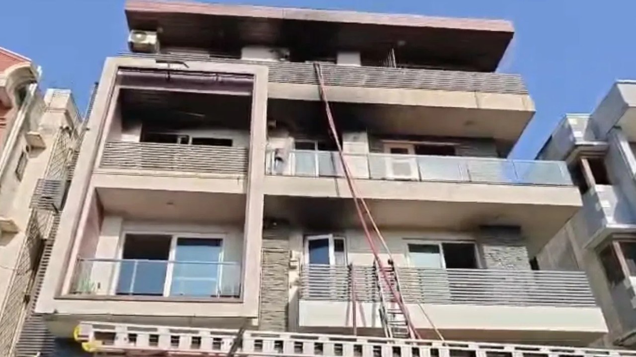 Delhi News: आधी रात आग ने मचाया तांडव...विवेक विहार में 6 फ्लैट जलकर खाक, 9 लोगों की दर्दनाक मौत