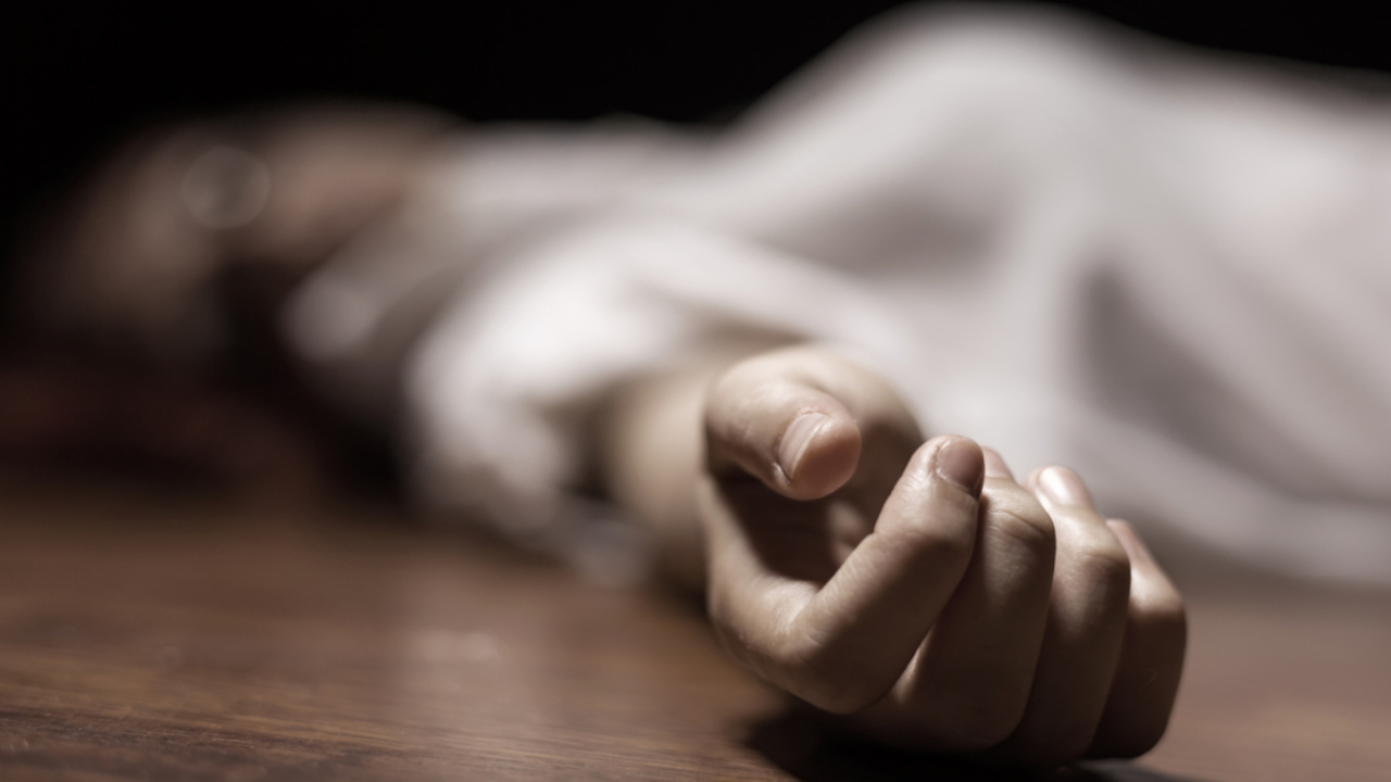 Haryana News: पारिवारिक त्रासदी ने तोड़ा परिवार...पति ने पत्नी और चार बच्चों को दिया जहर, फिर खुद की काटी कलाई