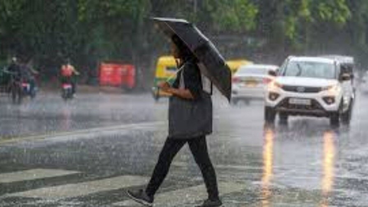 Aaj Ka Mausam: दिल्ली में दो दिन सुकून वाली बारिश, पहाड़ों पर बर्फ की चादर; यहां देखें देशभर का मौसम अपडेट
