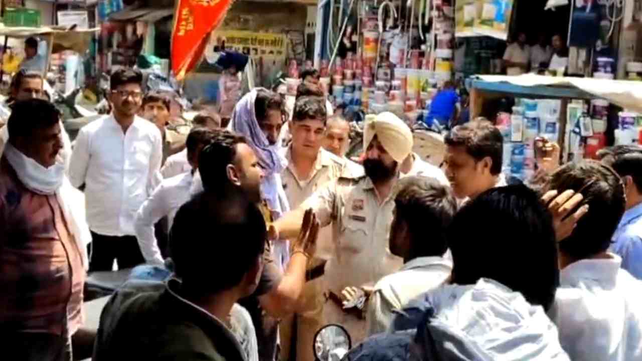 Haryana News: हांसी में ऑनलाइन ठगी की कोशिश नाकाम, दुकानदारों ने ठगों को दबोचा