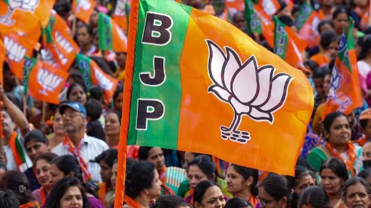 पश्चिम बंगाल में बड़ा सियासी उलटफेर, बीजेपी चल रहा सबसे आगे