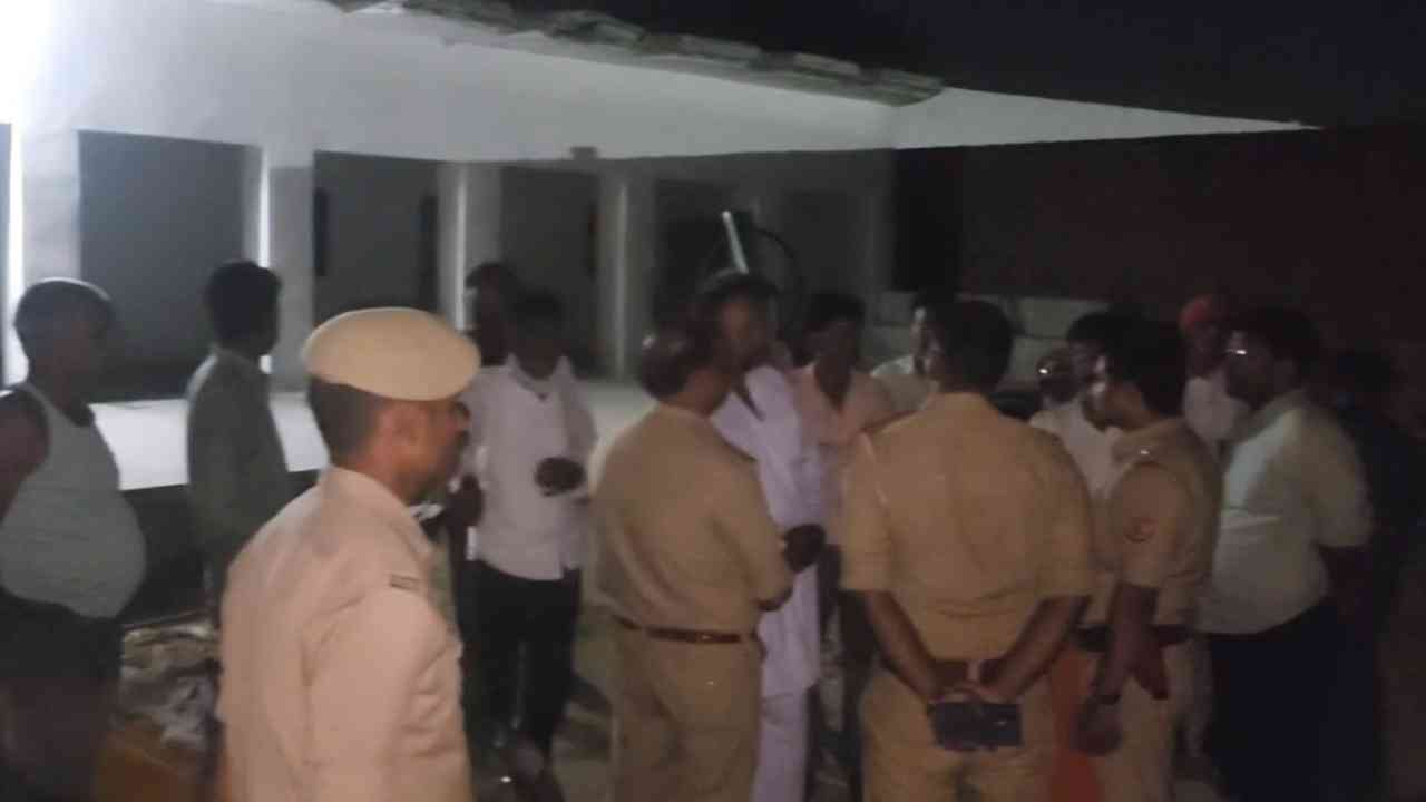 दुल्हन घर आई तो चचेरा भाई तमंचे से कर रहा था फायरिंग,  दूल्हे के चाचा के सीने में लगी गोली, हुई मौत